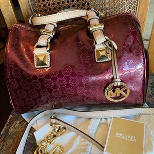 Micheal Kors🌸👜 patent leather monogram, satchel/crossbody speedy35